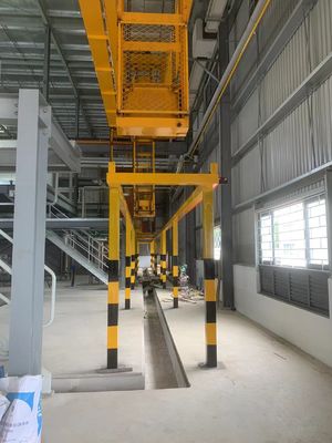 Горизонтальная линия анодирования. Ручной метод обработки системы на стойке.