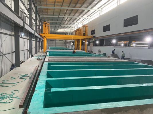 Горизонтальная линия анодирования. Ручной метод обработки системы на стойке.