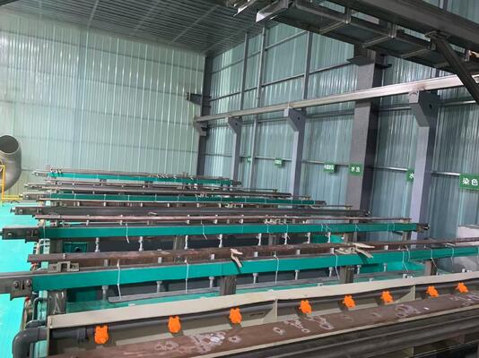 Хорошая цена Оборудование для линий твердого анодирования для обработки поверхности алюминия с профилем 30-50um и настраиваемыми цветами краски, включая шампанское, черное, коричневое, серебряное онлайн